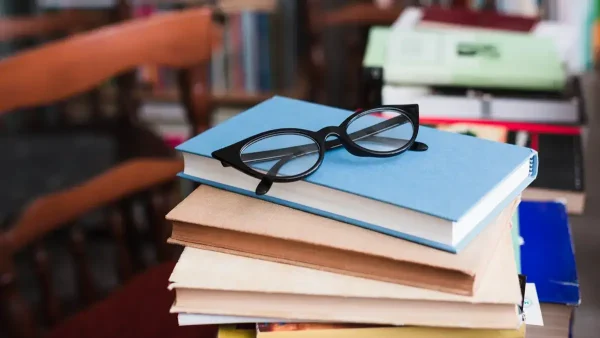 Par de anteojos sobre cuadernos