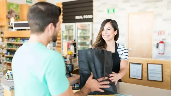 Empleada de comercio trabajando