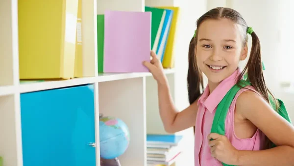 Estudiante feliz en la escuela