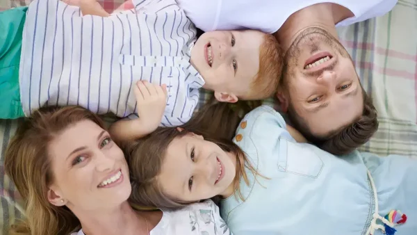 Familia tipo riendo feliz