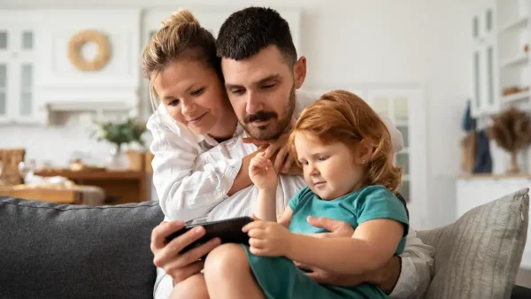 Familia mirando el teléfono celular