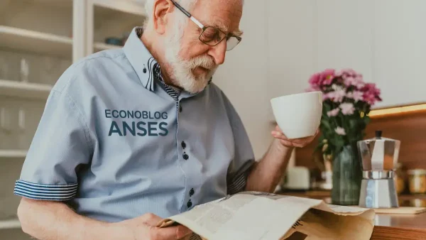 Jubilado de Anses tomando café y leyendo el diario