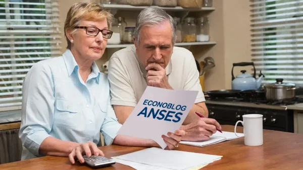 Jubilados leyendo un papel de la Anses