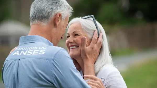 Jubilados de la Anses abrazados