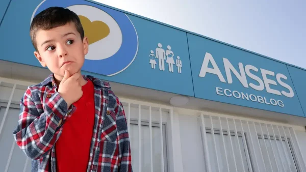 Niño de la AUH en la oficina de la Anses