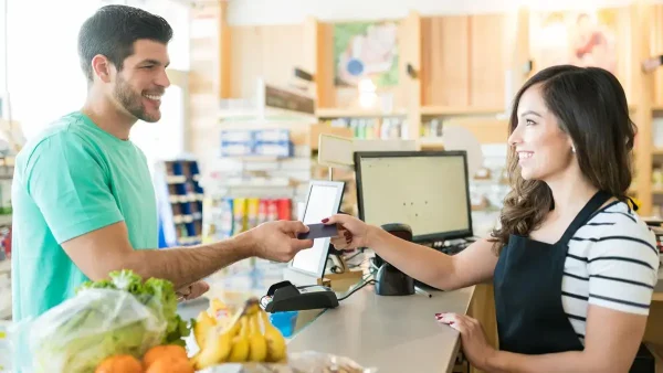 Empleada de comercio atendiendo en un supermercado