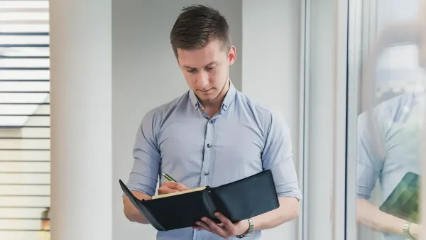 Trabajador independiente escribiendo en un libro