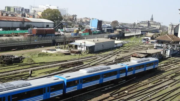 Tren ingresando en la estación de trenes