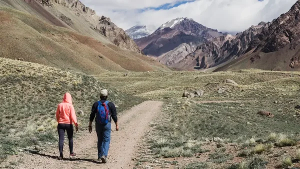 Pareja haciendo turismo en Argentina