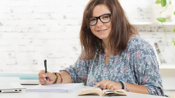 Mujer adulta estudiando