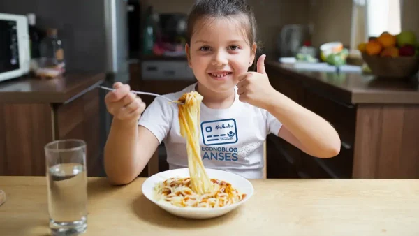 Niña beneficiaria de la Tarjeta Alimentar con remera de Anses