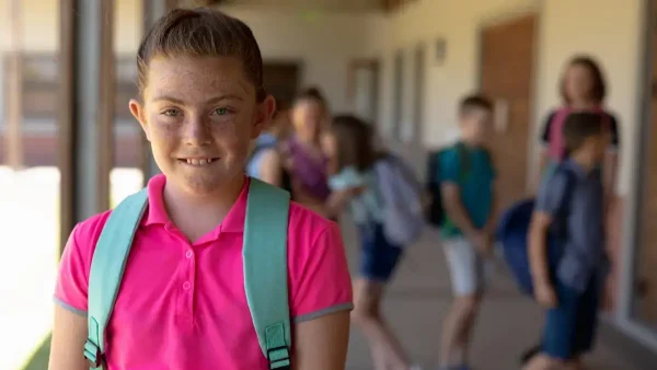 Alumna de un colegio con su mochila