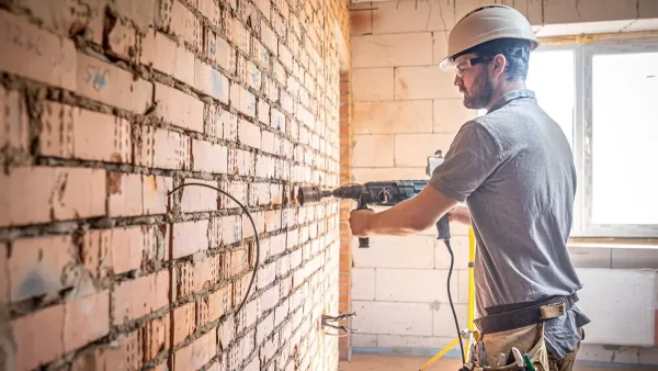 Trabajador de la construcción con una máquina