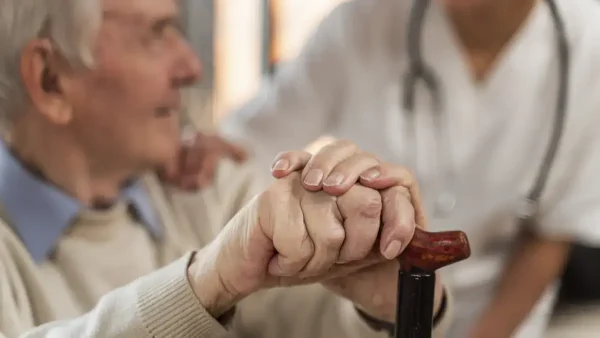 Cuidadora domiciliaria de adultos mayores