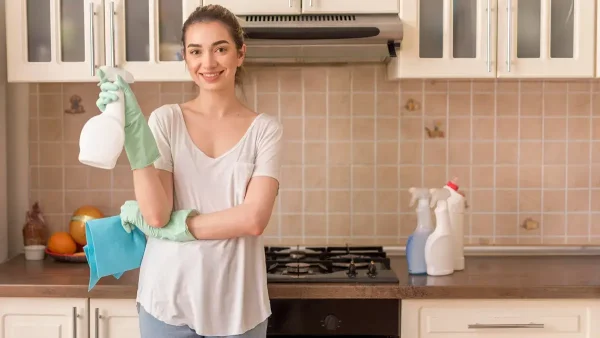 Empleada doméstica en la cocina