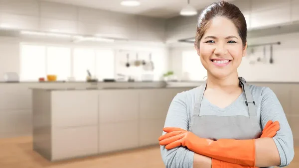 Empleada doméstica riendo en la cocina