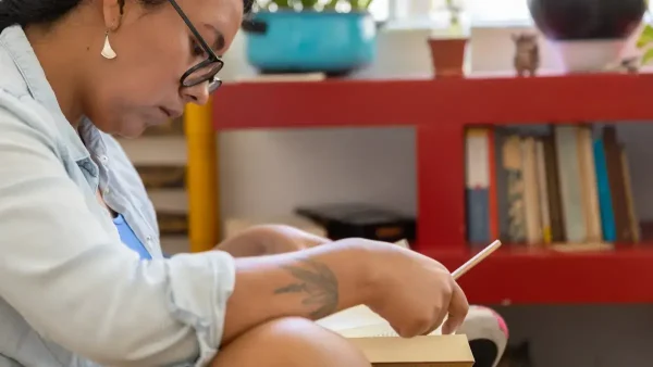 Estudiante estudiando con un libro en las manos