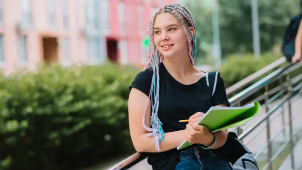 Estudiante contenta con un libro en las manos