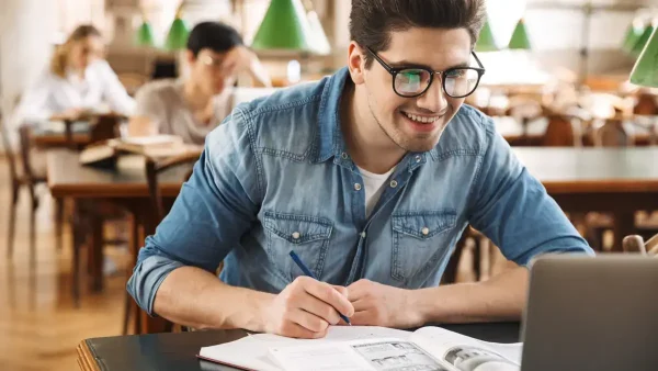 Estudiante contento en una biblioteca