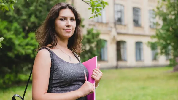 Estudiante con una carpeta en la mano