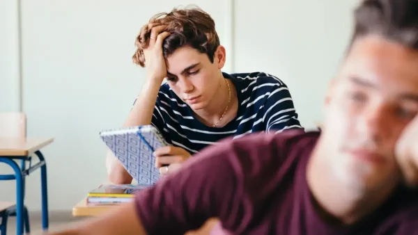 Estudiante preocupado en el aula