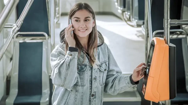 Joven viajando en colectivo con su Tarjeta SUBE