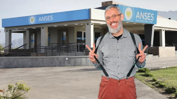 Jubilado parado frente a una oficina de Anses