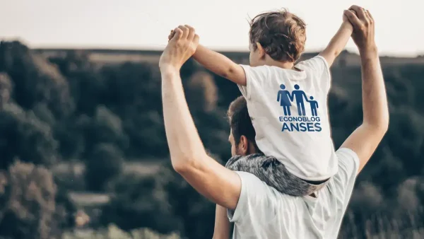 Padre beneficiarios del SUAF con su hijo y remera de Anses