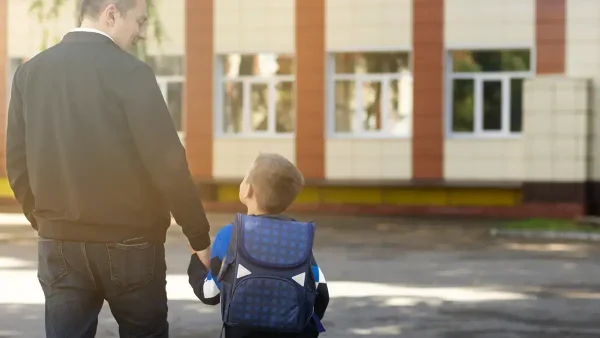 Padre e hijo frente al colegio