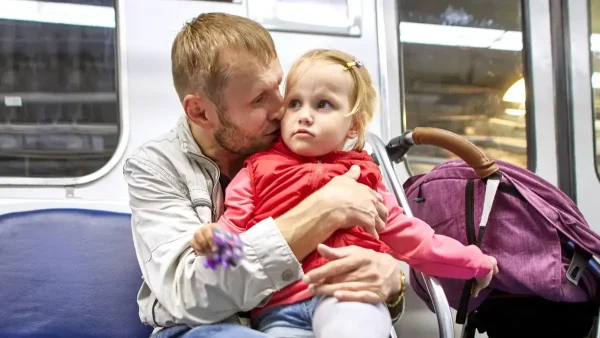 Padre con su hija viajando en el subte