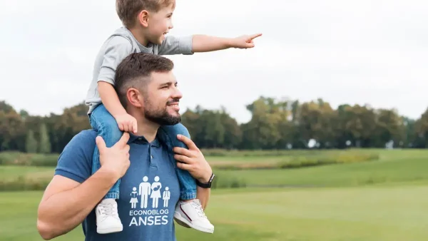 Padre de la AUH en el campo con una remera de Anses