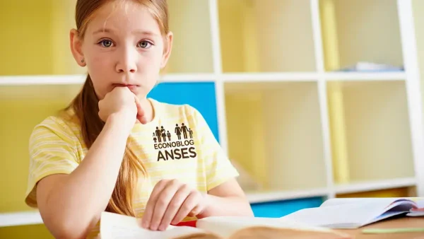 Niña con remera de Anses para AUH Y SUAF