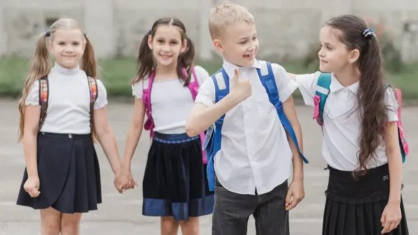 Estudiantes con el uniforme de un colegio privado