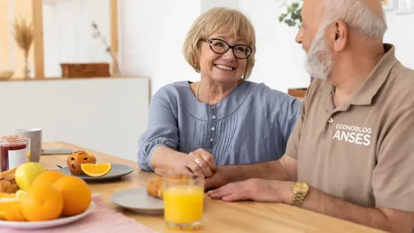 Jubilados de la Anses desayunando contentos