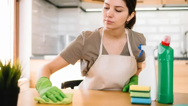 Empleada doméstica trabajando seria