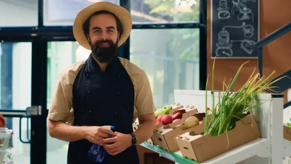 Empleado de comercio trabajando