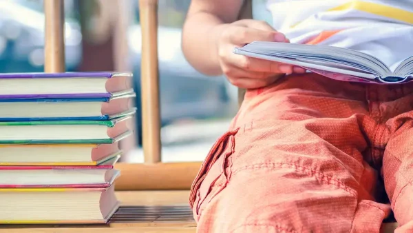 Estudiante sentado con sus libros