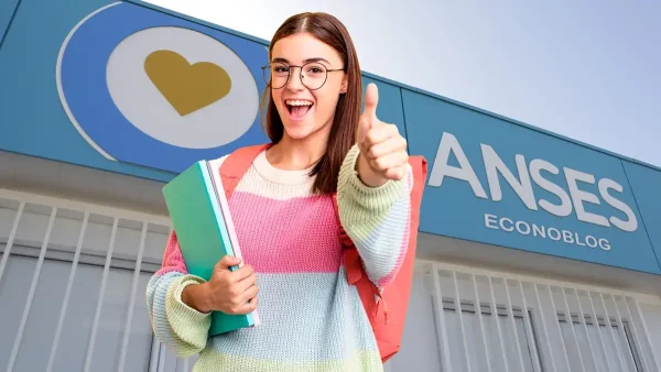 Estudiante contenta frente a oficina de Anses