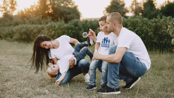 Familia tipo de la AUH con remera de Anses