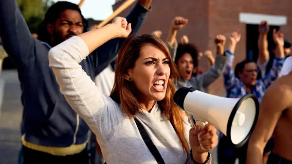 Mujer protestando en una huelga