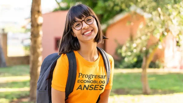 Joven beneficiaria de Progresar con su mochila y remera de Anses