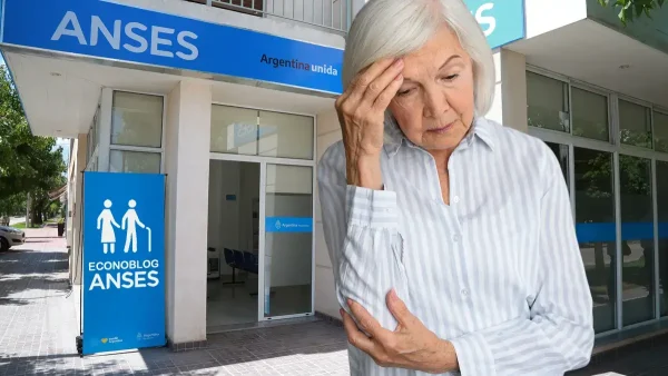 Jubilada triste en la oficina de Anses