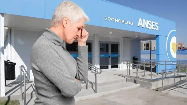 Jubilada triste en la oficina de Anses