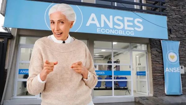 Jubilada contenta en la oficina de Anses