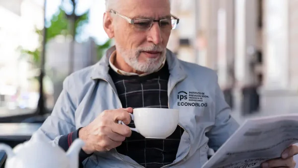 Jubilado del IPS con una taza de té y un diario