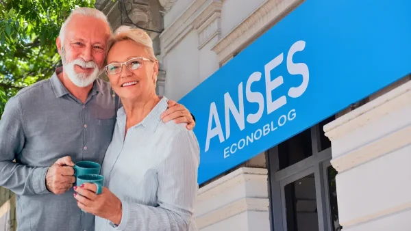 Jubilados tomando café frente a la oficina de Anses