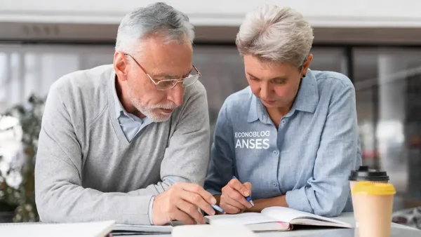 Jubilados de la Anses haciendo cálculos