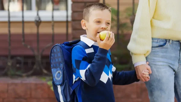 Estudiante comiendo una manzana