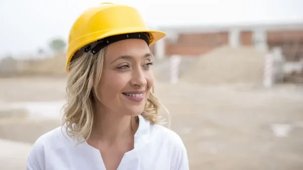 Mujer trabajando con su casco