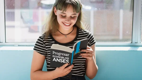 Estudiante de Becas Progresar con libro de Anses